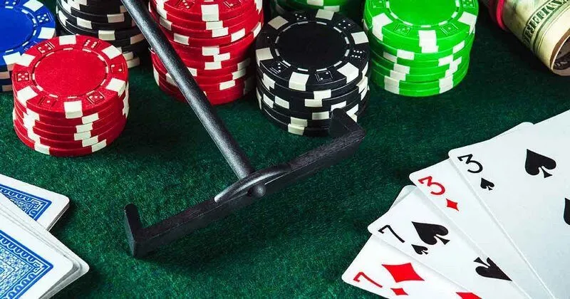 Khi chơi poker online bạn nên quan sát cách chơi của đối thủ